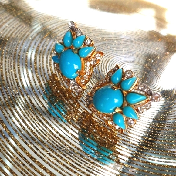 Authentic Vintage Trifari Jewels of India Rhinestone Aqua Cabochon Clip Earrings - Picture 5 of 13